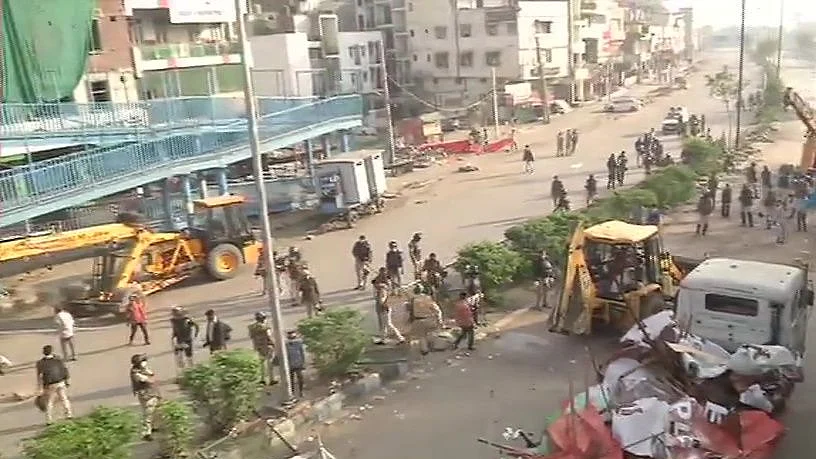 Shaheen being cleared out by Delhi Police (Photo Courtesy: ANI/Twitter)