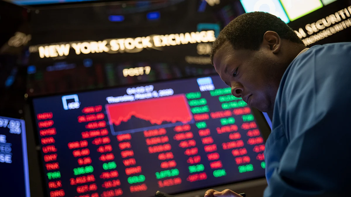 US stocks plummet, Dow loses nearly 3,000 points over COVID-19