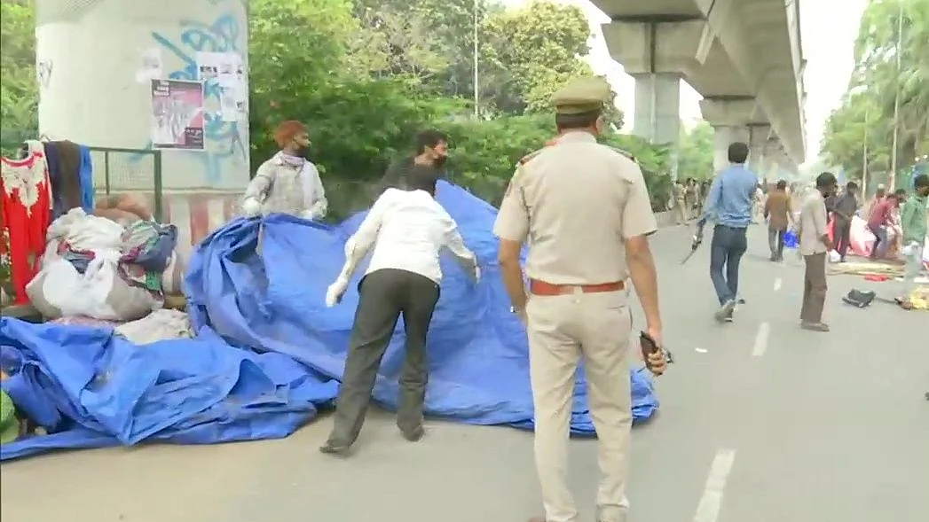 Police vacating protest site in Delhi (Photo Courtesy: ANI/Twitter)