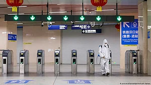 Lift lockdown gradually to avert COVID-19 ‘second wave’: experts