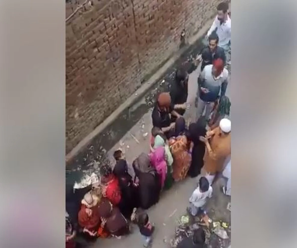 Shaheen Bagh women getting paid? No, this is a video of relief distribution to Delhi riot victims