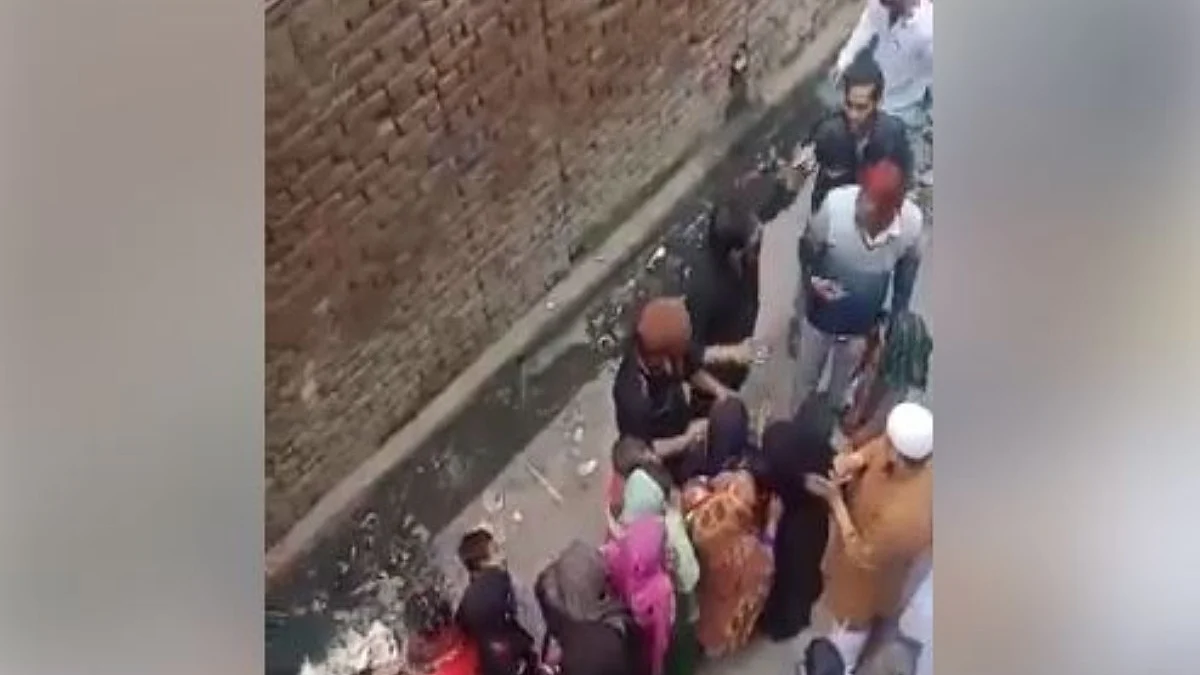 Shaheen Bagh women getting paid? No, this is a video of relief distribution to Delhi riot victims