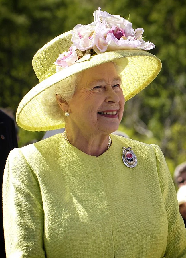 Coronavirus LIVE: Queen leaves Buckingham Palace amid COVID-19