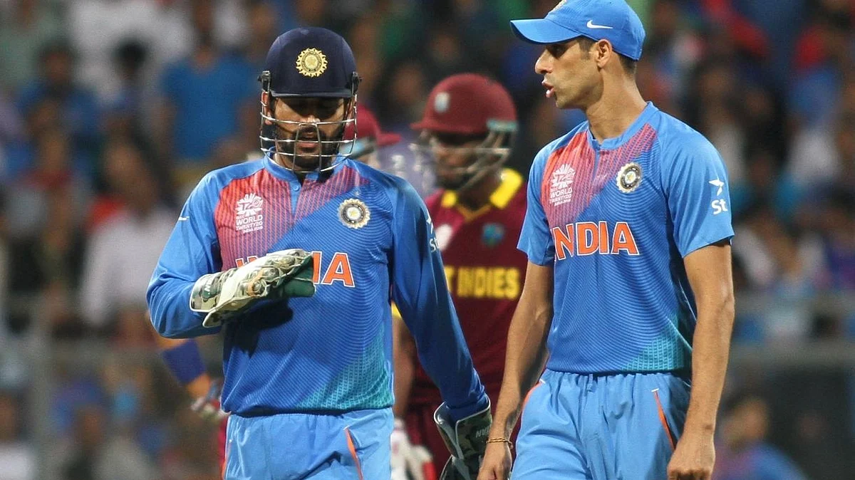 MS Dhoni and Ashish Nehra (Photo Courtesy: IANS)