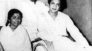 Lata Mangeshkar on Pandit Ravi Shankar: While playing sitar, he used to converse with gods