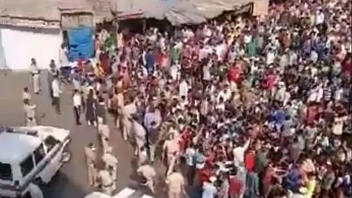 Lockdown 2: Thousands of defiant migrant workers come out on road; say want to travel back home