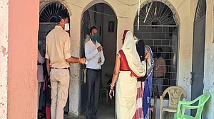 UP: Tehsildar suspended after irregularities found in food distribution at quarantine centre