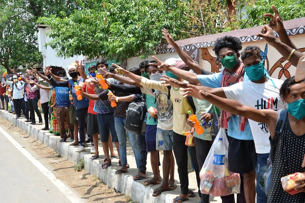 Migrant workers’ children thank ‘Hemant Soren Uncle’ after being flown back by Jharkhand Govt 