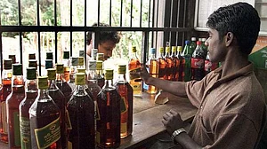 TN govt faces flak for allowing liquor outlets to open