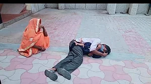 Heart wrenching! Father hugs dead child in UP hospital, parents cry in grief, blame doctors on tape