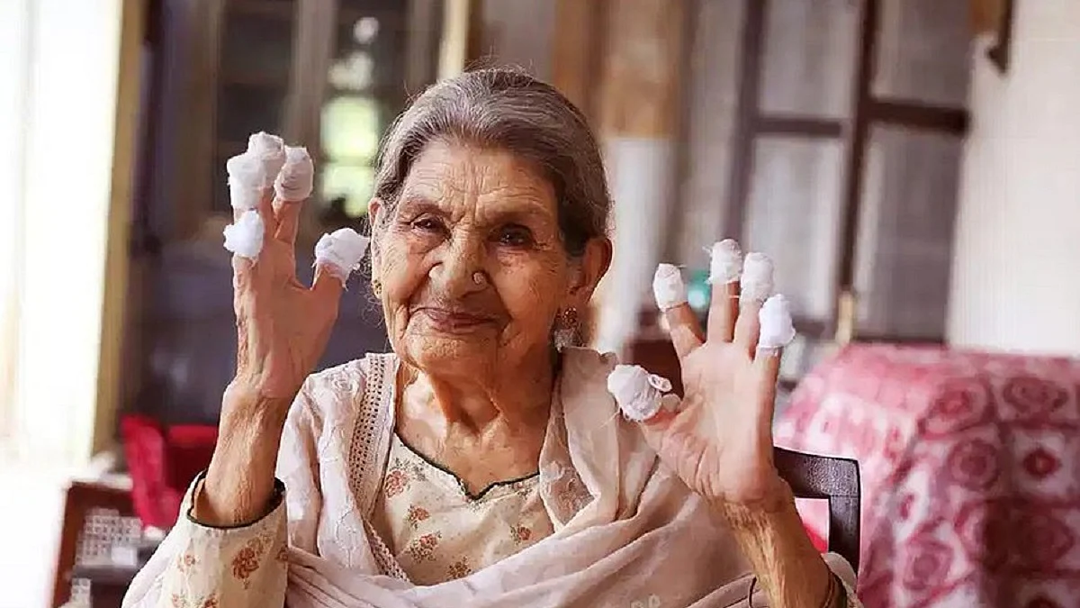 Actor Farrukh Jafar, who played Fatto Begum in Gulabo Sitabo (Photo Courtesy: Twitter/@t2telegraph)