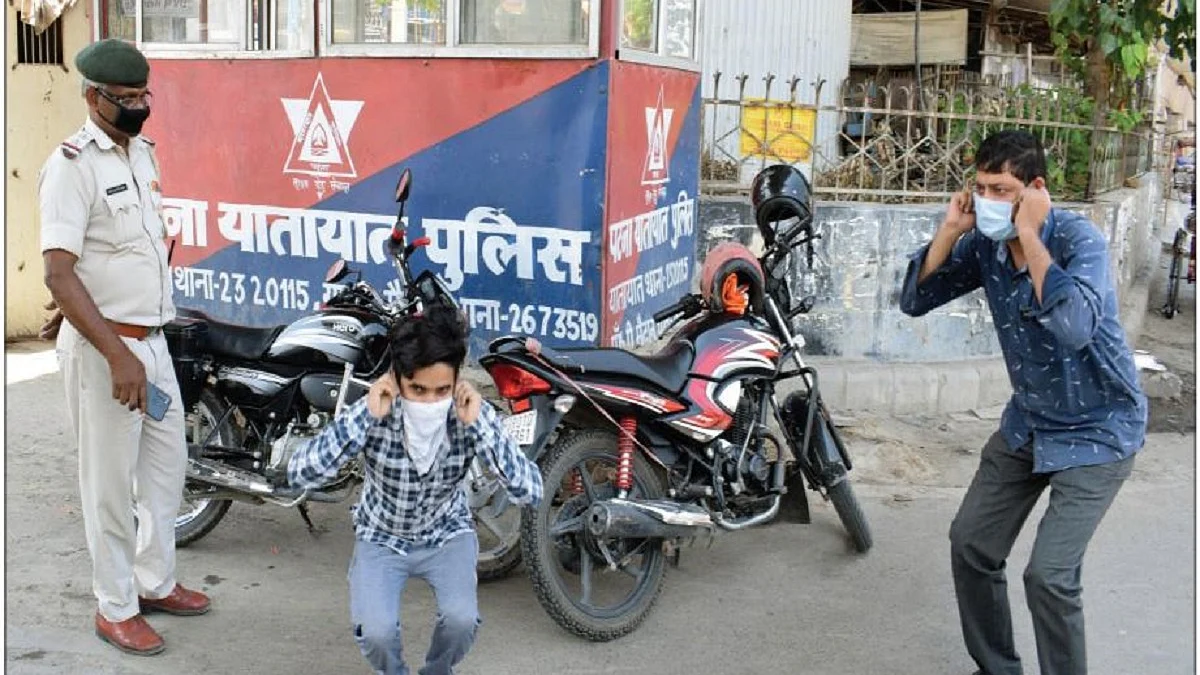 &nbsp; Police personnel punish lockdown violators, at JP roundabout, Patna &nbsp;