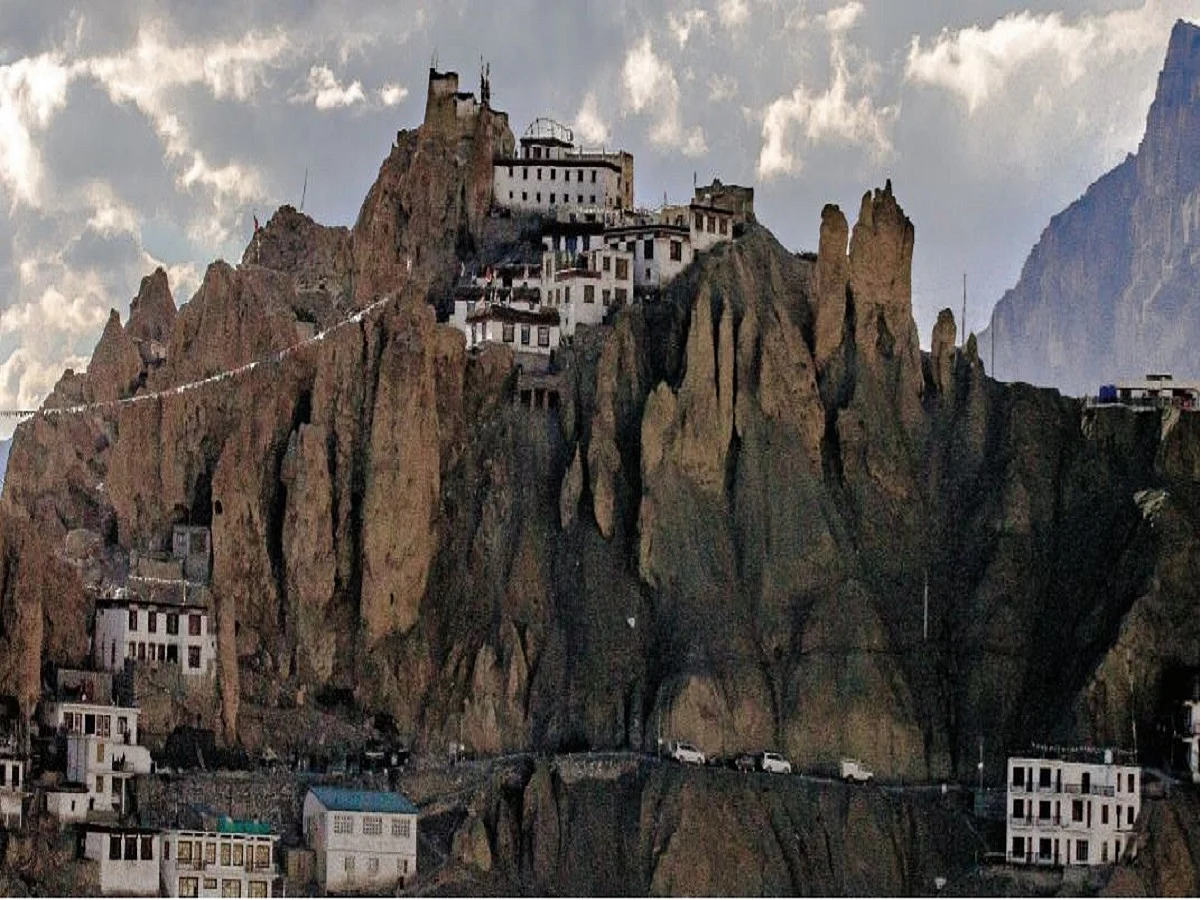 Himachal and Uttarakhand have left tourism in the lurch, complain people  dependent on tourists