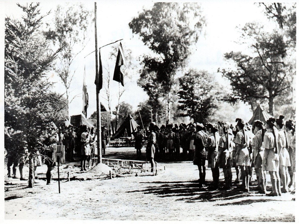 When an Indian raised the Pakistani flag in Paris and turban of a Sikh used to stitch it