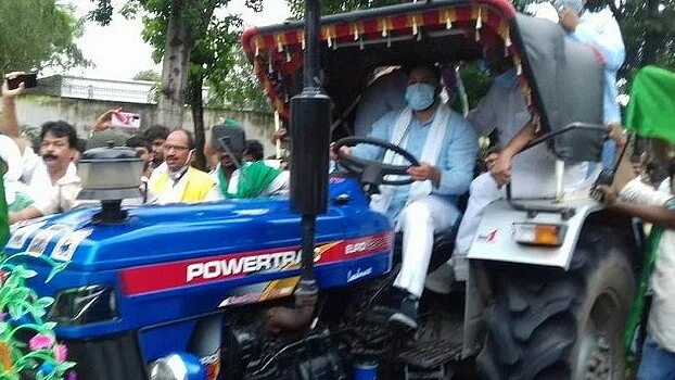 Tejashwi leads tractors’ procession in Patna against farm Bills