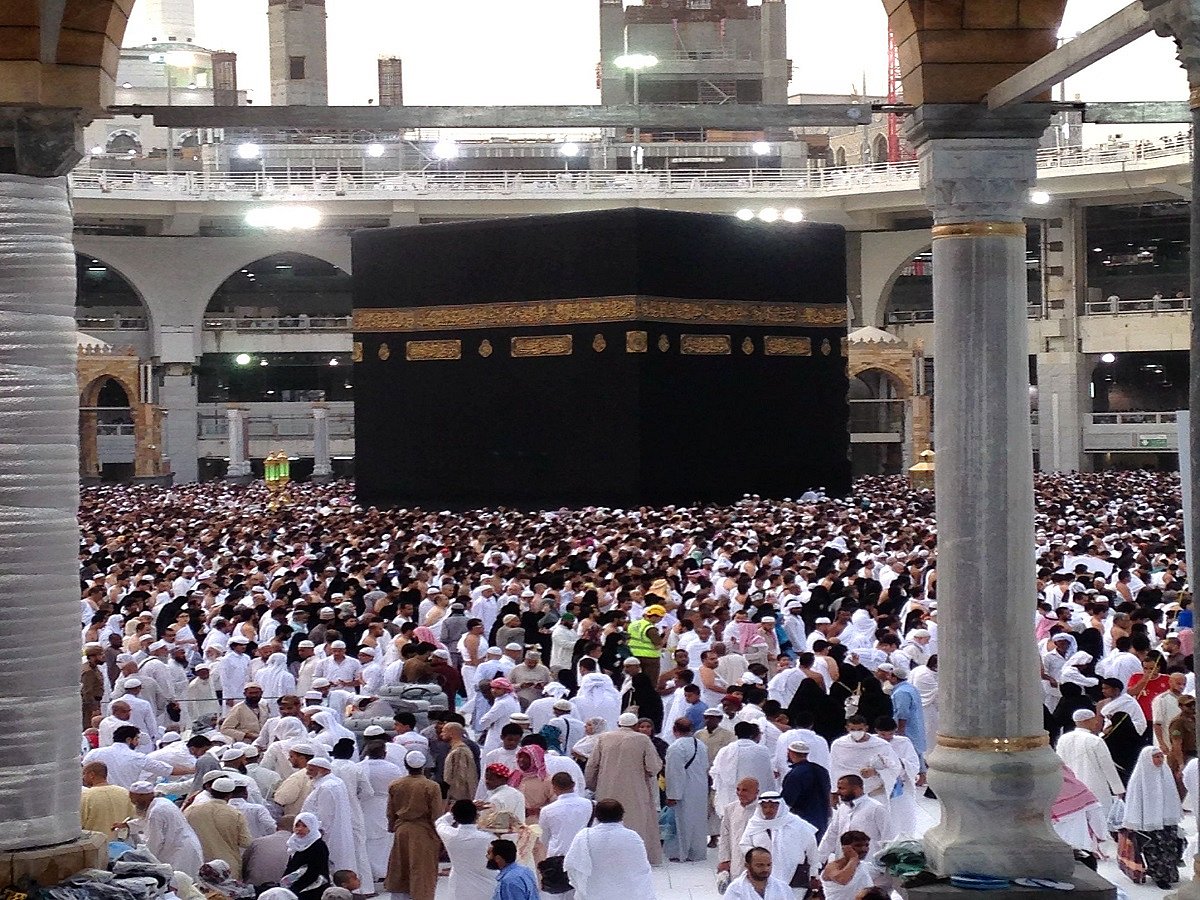 Pilgrims surround the Qabah in Mecca (photo: IANS)