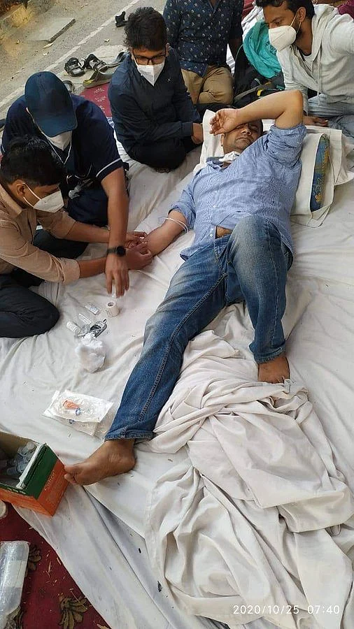 Resident doctors of 3 Centre-run hospitals in Delhi protest in solidarity with agitating colleagues