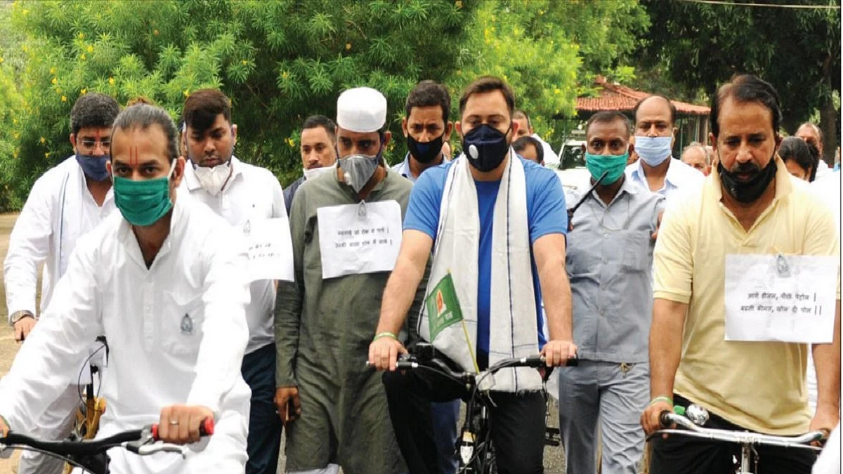  Tejashwi Yadav participating in a bicycle rally &nbsp;
