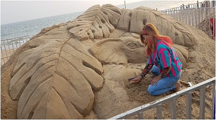 Sand artist fascinated by sand dunes of Dubai