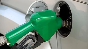 Oil companies halt auto fuel price rise as crude firm but static
