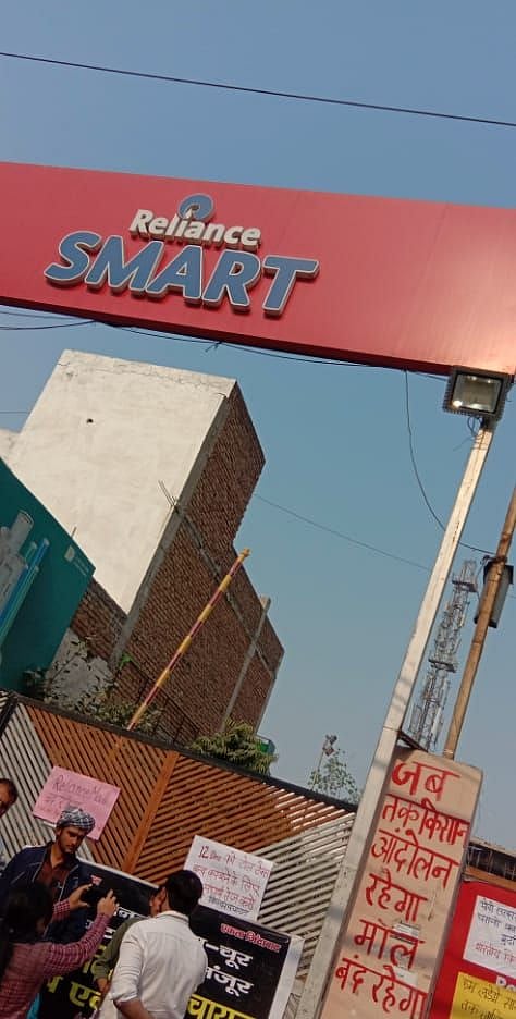 Farmers lay siege to Reliance show room in Sonipat, force it to close down