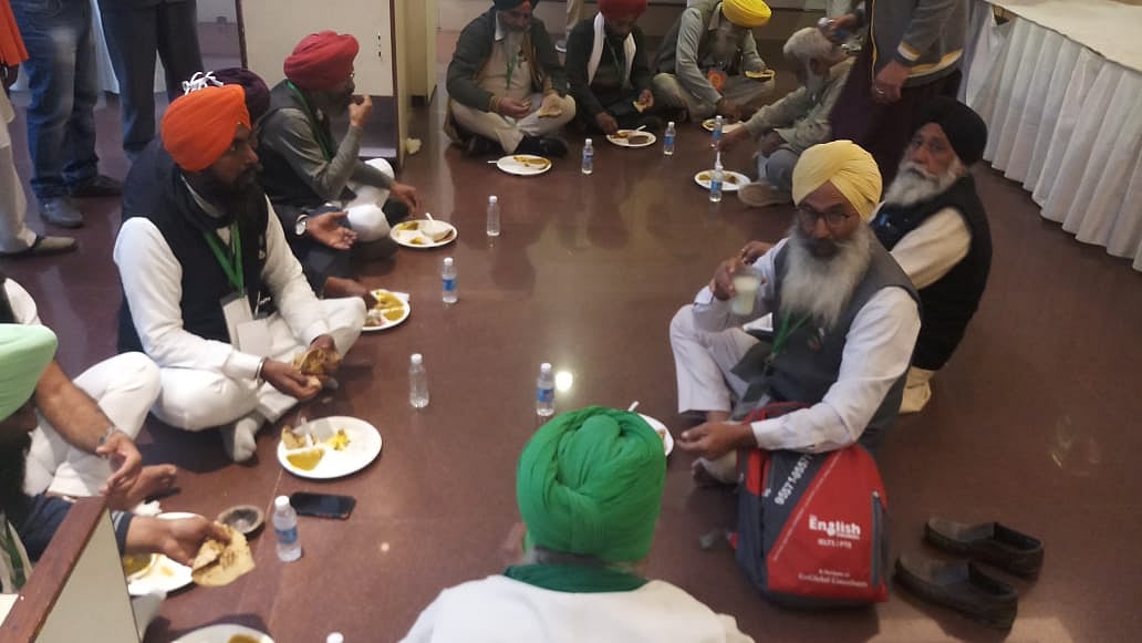 Govt-farmers meeting: Ministers join union leaders to share langar food