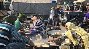 On Christmas, ‘Gol gappa’ langar by seven firemen from Haryana at farmers’ protest site a hit