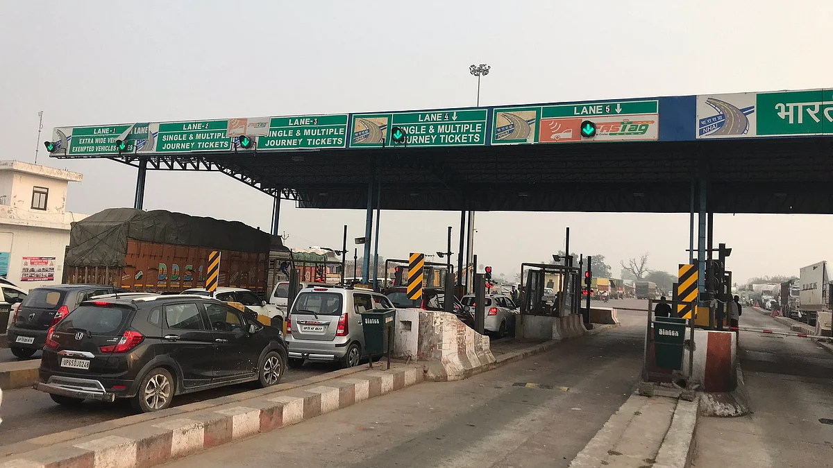 Protesting farmers detained in Aligarh for trying to make highway toll plazas toll-free