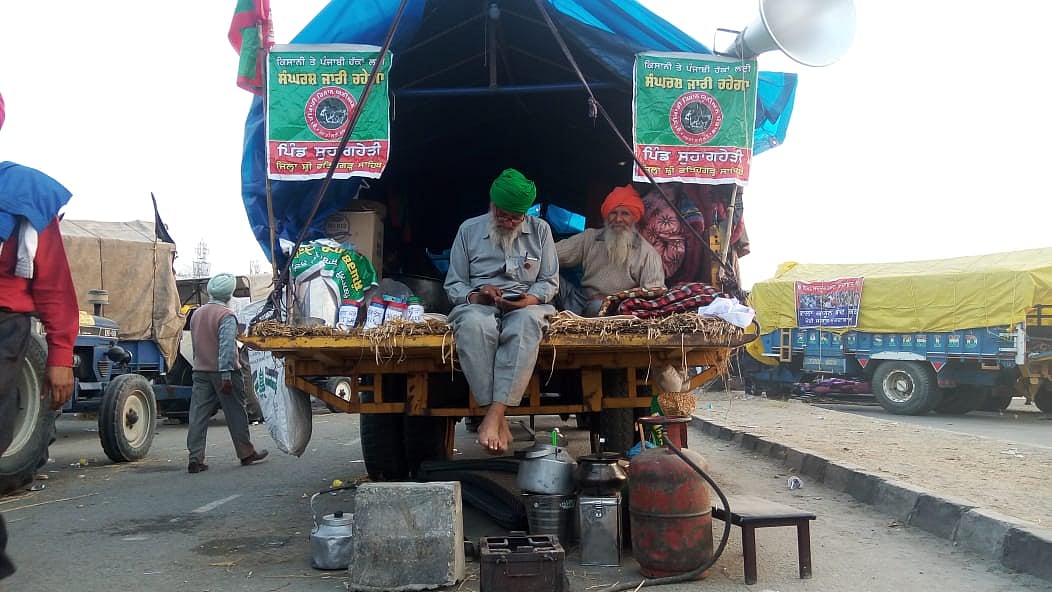 Mutter Paneer, street play and appeal to boycott Godi media mark farmers’ protest at Singhu border