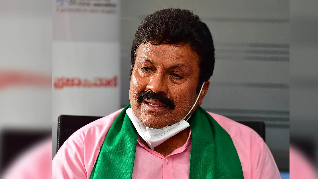 Farmers who commit suicide are cowards, says Karnataka Minister