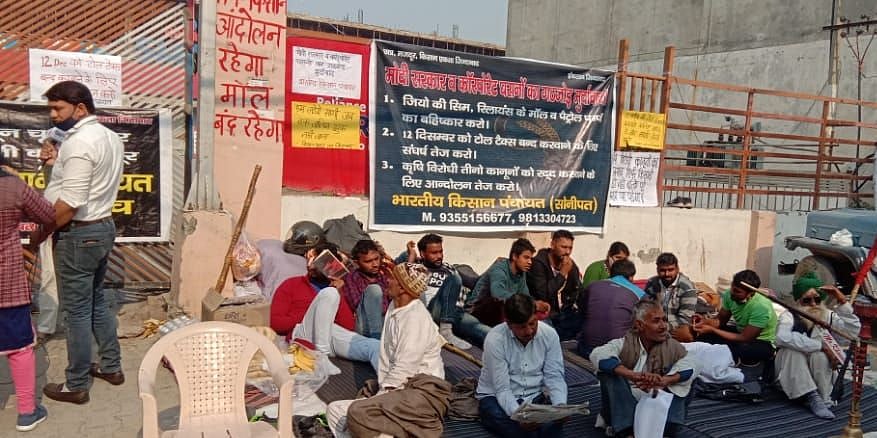 Farmers lay siege to Reliance show room in Sonipat, force it to close down