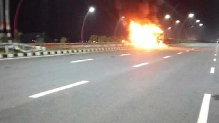 5 charred to death in UP on Yamuna Expressway collision