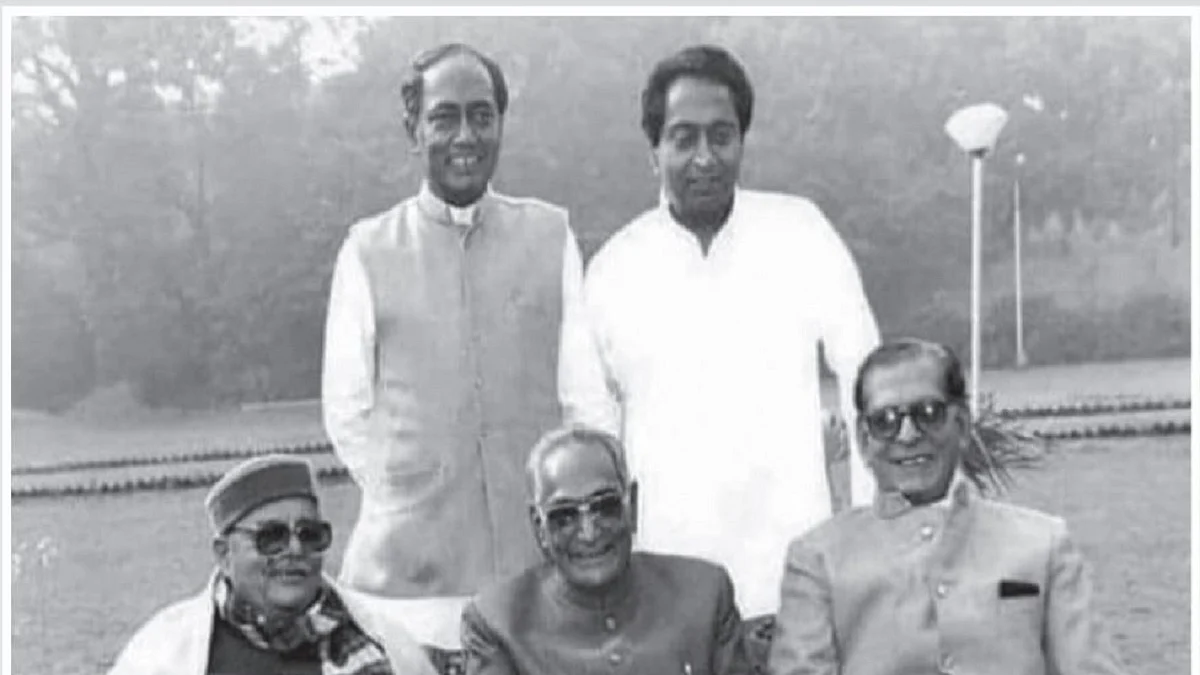 Motilal Vora posing with Arjun Singh, Kamal Nath, Digvijay Singh and Shyama Charan Shukla  