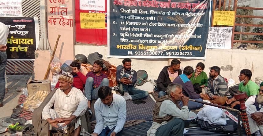 Farmers lay siege to Reliance show room in Sonipat, force it to close down