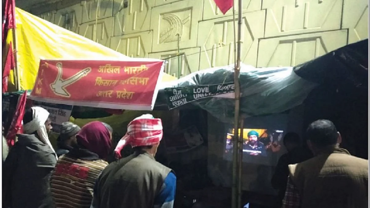 Trolley Talkies: Farmers utilise their time watching films of resistance  