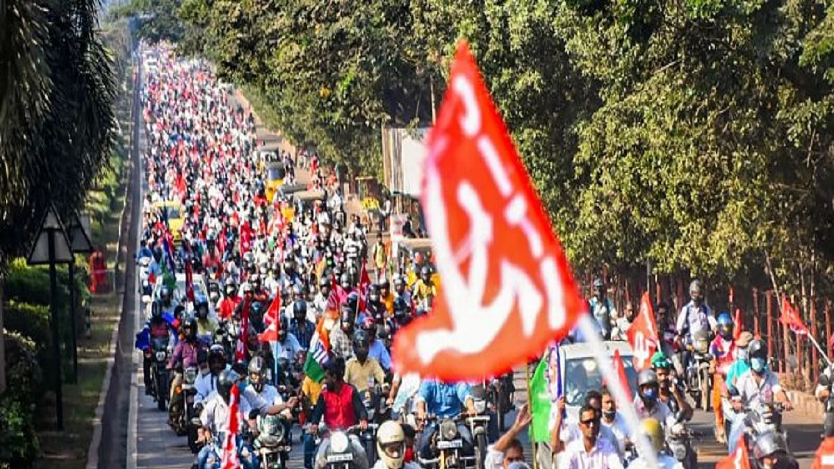 Protest against the move to privatise the steel plant, in Visakhapatnam (Photo Courtesy: PTI)