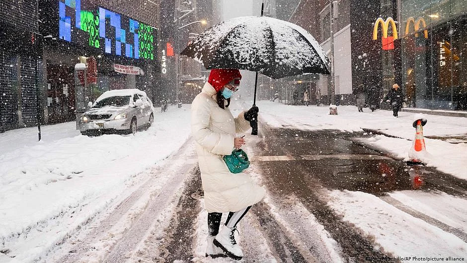 Massive snowstorm blankets New York City