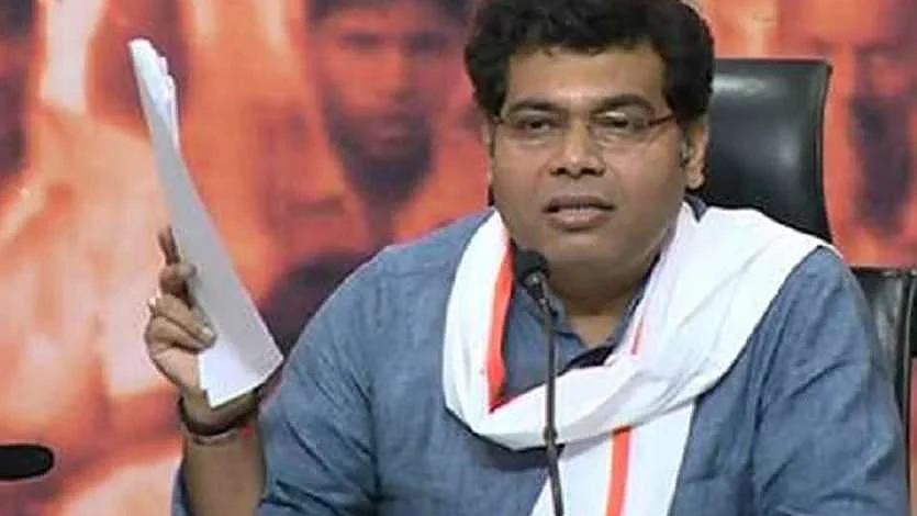 UP power minister takes to Twitter against officer; officer transferred