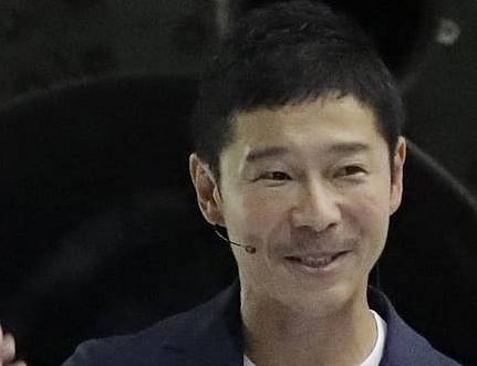 Japanese billionaire seeks 8 people for free Moon ride