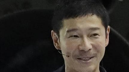 Japanese billionaire seeks 8 people for free Moon ride