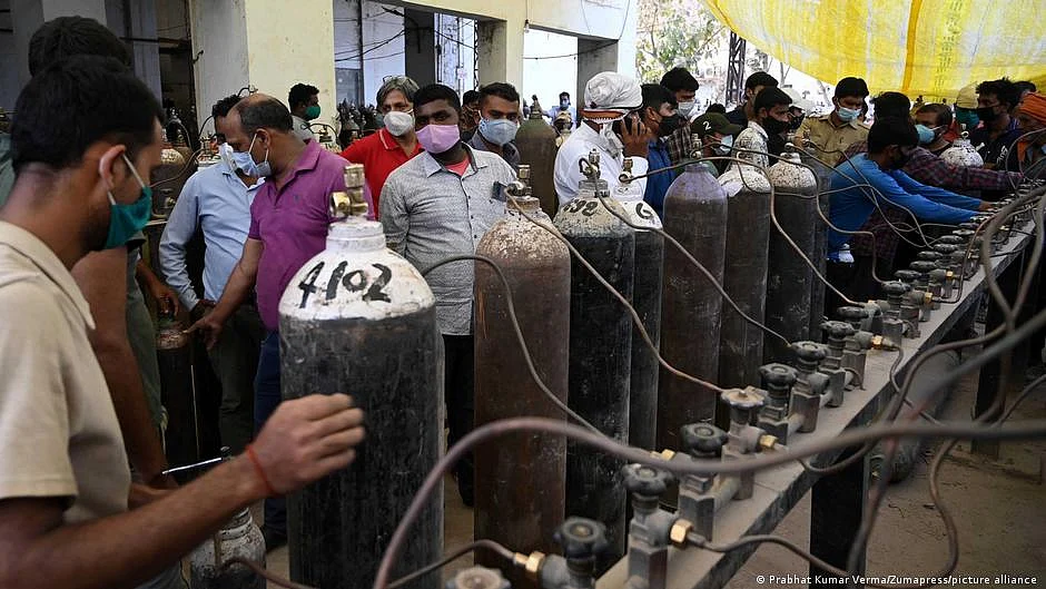 Masses help COVID-hit families find beds, food via social media