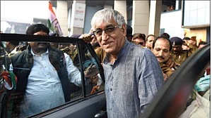Bad idea to decontrol the vaccine at this stage, Centre must ensure fair distribution