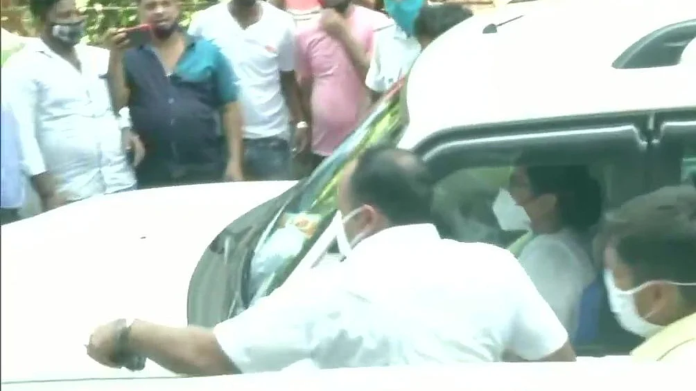 Narada sting case: Mamata arrives at CBI office after arrest of Bengal ministers, MLA