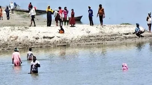 Villagers jump into river to avoid vaccination.