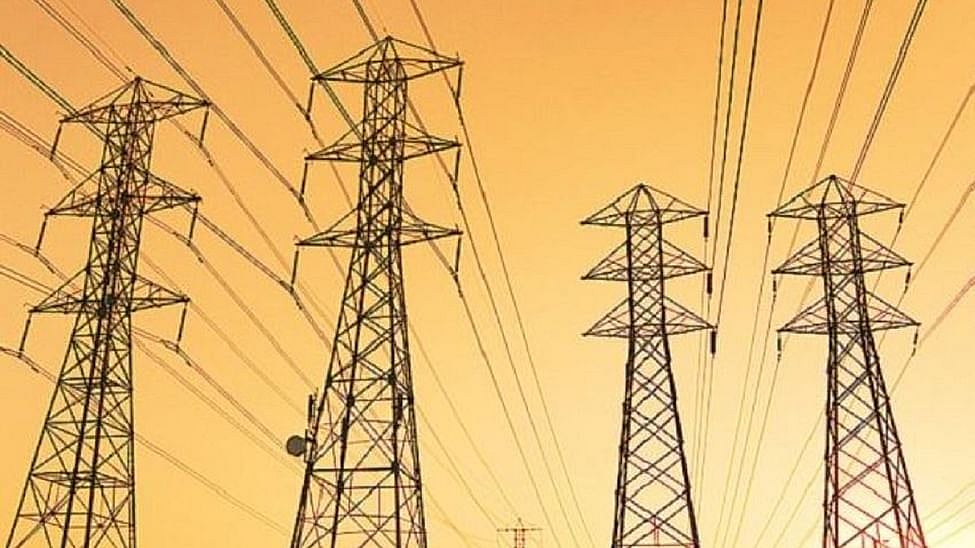 WATCH: Power thief's snake crawl to cut wires caught on video