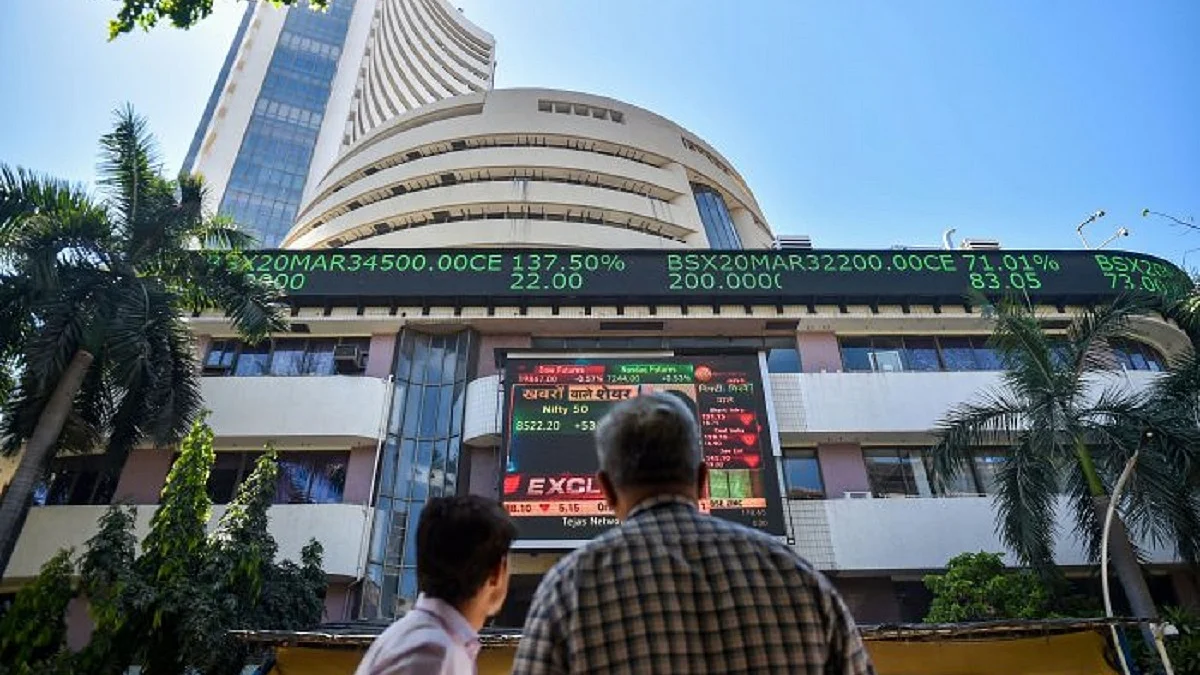 LIVE News Updates: Sensex ends 13.50 points lower at 52,372.69; Nifty up marginally 2.80 points at 15,692.60