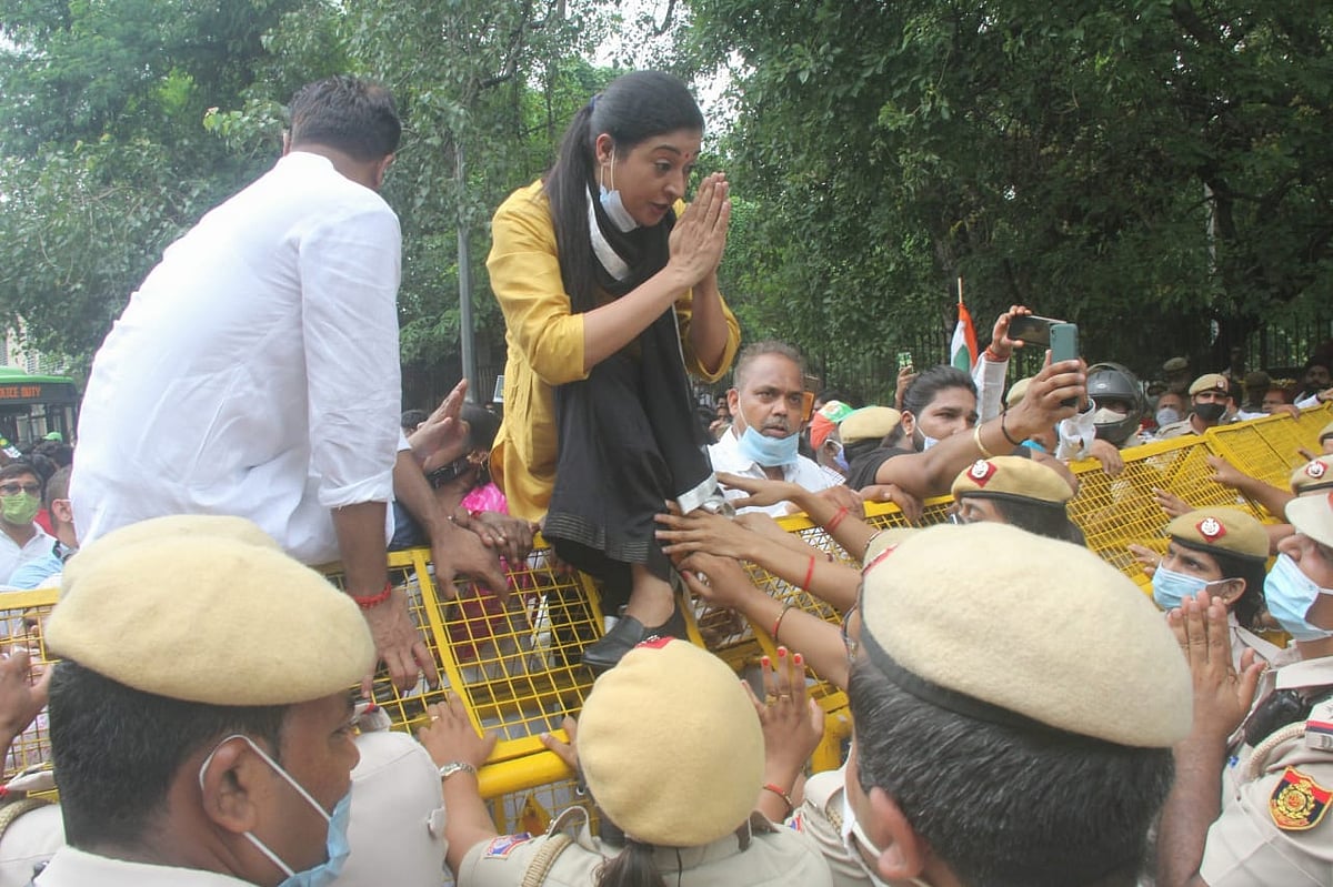 Delhi Congress workers hold protest against city govt over poor Covid management, water crisis