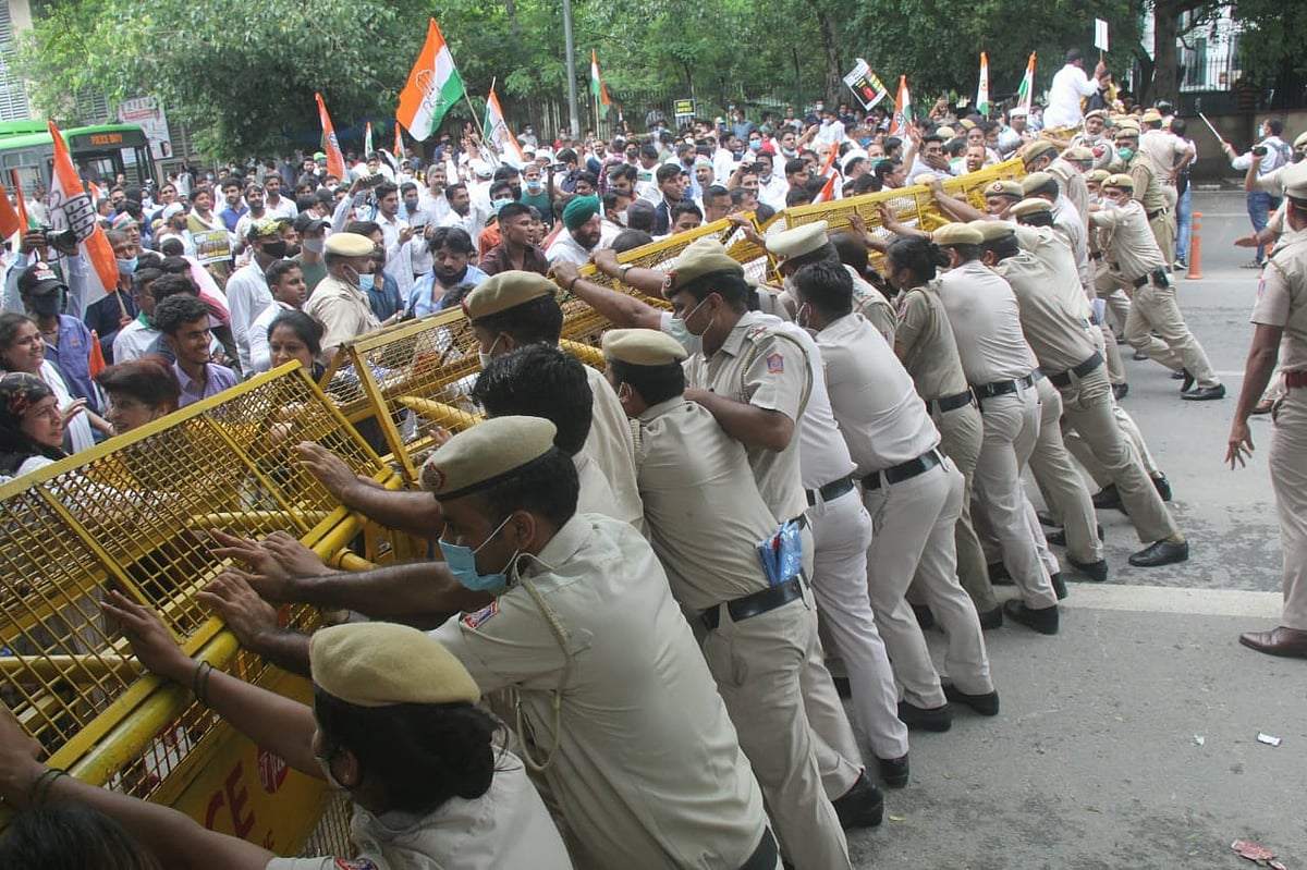 Delhi Congress workers hold protest against city govt over poor Covid management, water crisis