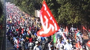 Employees intensify stir against Vizag Steel Plant privatisation