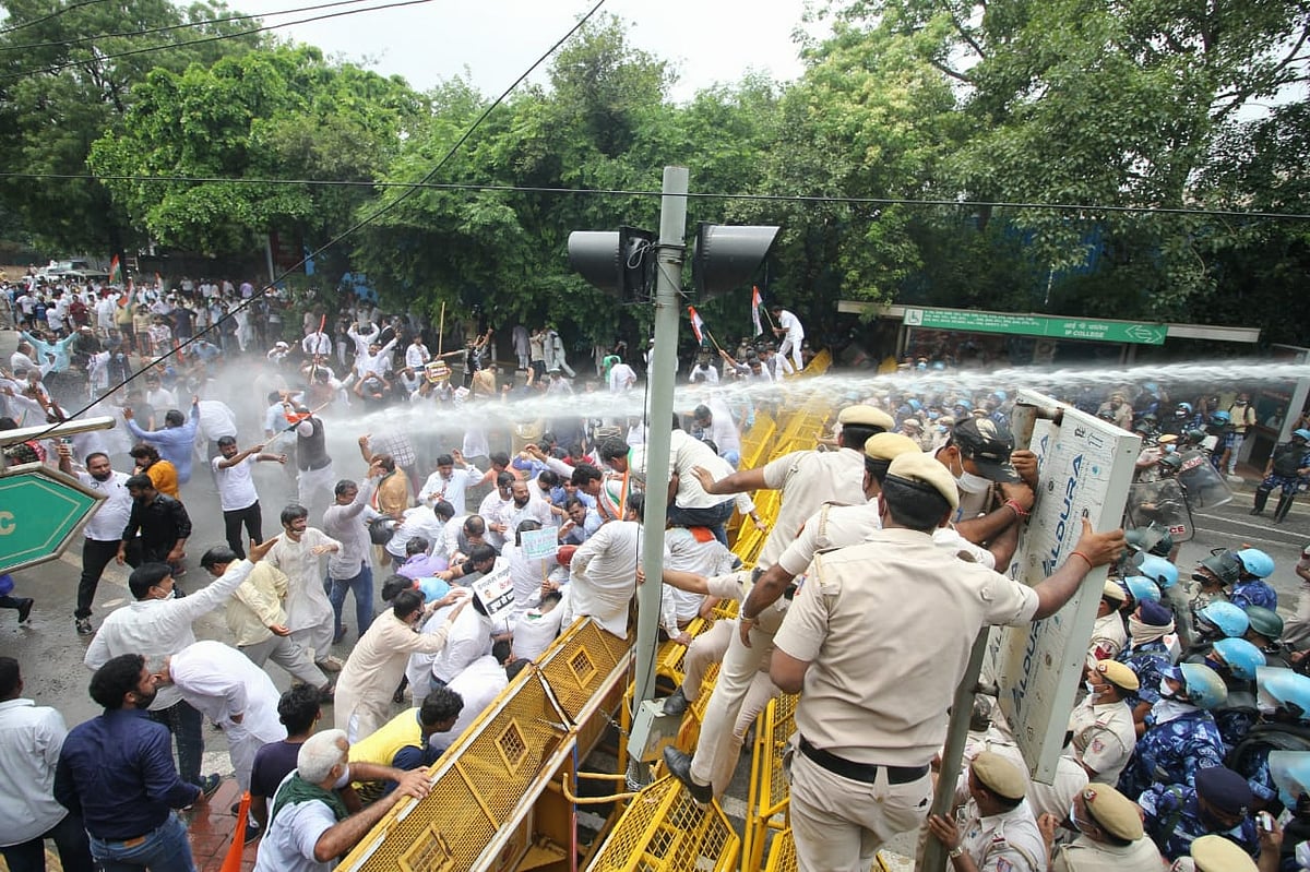 Delhi Congress workers hold protest against city govt over poor Covid management, water crisis